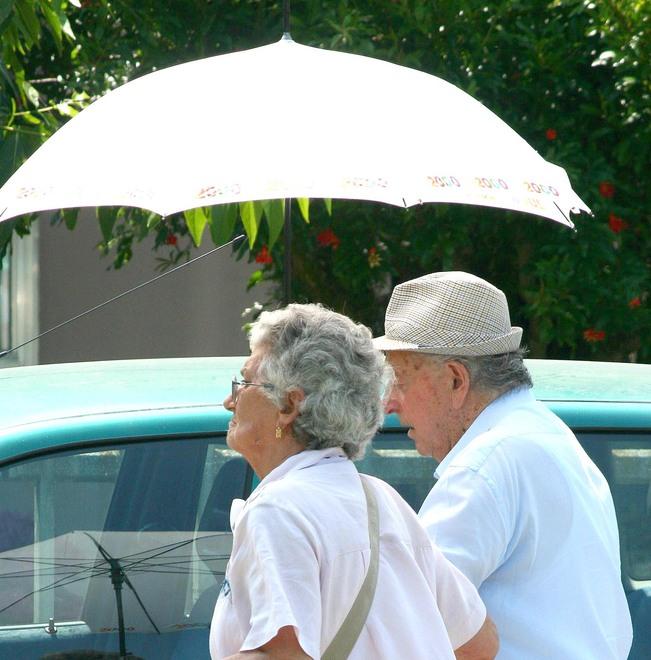 Panchine all’iper, ventagli, ombra e un po’ di liquirizia: anziani contro l’afa 
