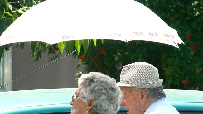 Panchine all’iper, ventagli, ombra e un po’ di liquirizia: anziani contro l’afa