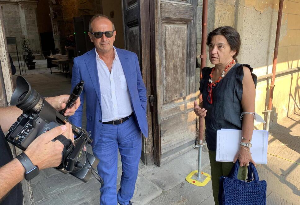 Il comandante con l’avvocata all’uscita del tribunale