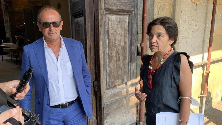 Il comandante con l’avvocata all’uscita del tribunale