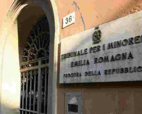 Bambino “rimpallato”: «La madre non lo vede più»