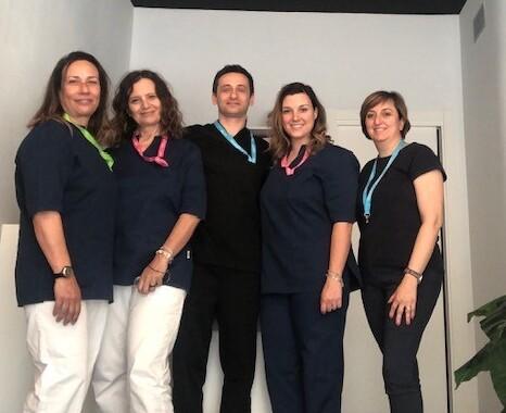 I titolari insieme all’attuale staff dello studio dentistico Calonaci Marsili di Empoli