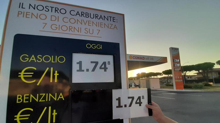 Il nuovo prezzo della benzina in uno degli impianti Conad