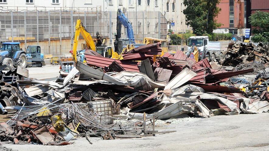 Demolizioni, polvere e polemiche: «I cittadini andavano avvertiti»