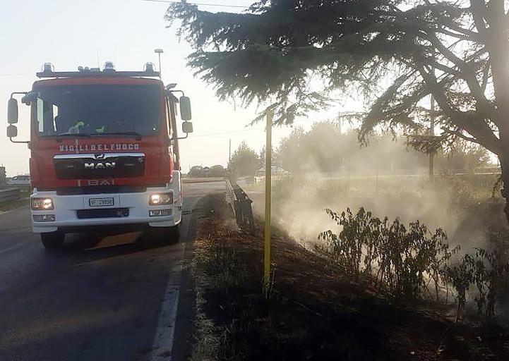 Incendi dolosi vicino alla centrale, i pompieri scongiurano il peggio 