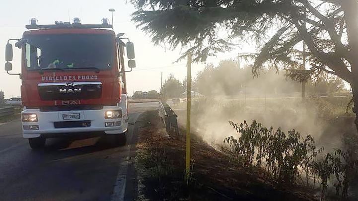 Incendi dolosi vicino alla centrale, i pompieri scongiurano il peggio