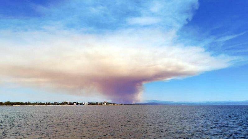 La nube di fumo bianco arriva dal fuoco del Carso