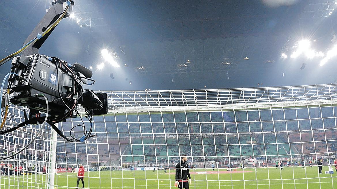 L’armistizio del calcio in tv: verso l’accordo Sky-Dazn. Cosa cambia ai clienti