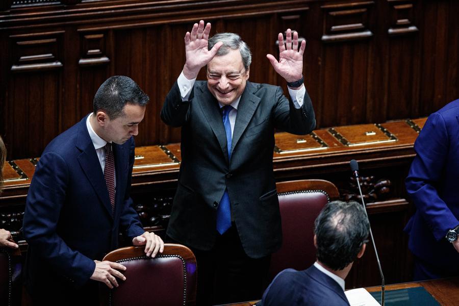 
	Il premier dimissionario Mario Draghi lascia tra gli applausi della Camera

