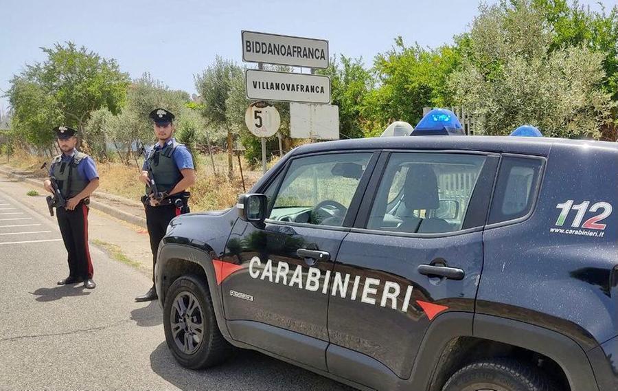 Ubriachi litigano davanti a un bar di Villamar e si prendono a colpi di zappa e di tubo metallico: denunciati