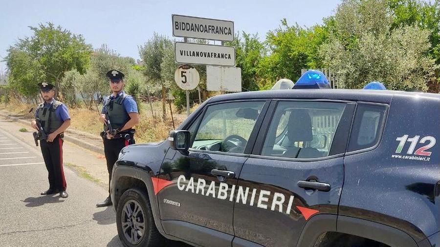 Ubriachi litigano davanti a un bar di Villamar e si prendono a colpi di zappa e di tubo metallico: denunciati