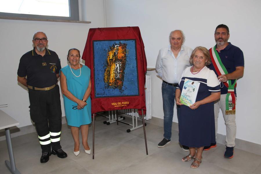 
	Il comandante Martino, il prefetto Rolli, l&rsquo;artista Borghi, il sindaco Giberti, la nonna Ilde accanto all&rsquo;opera donata

