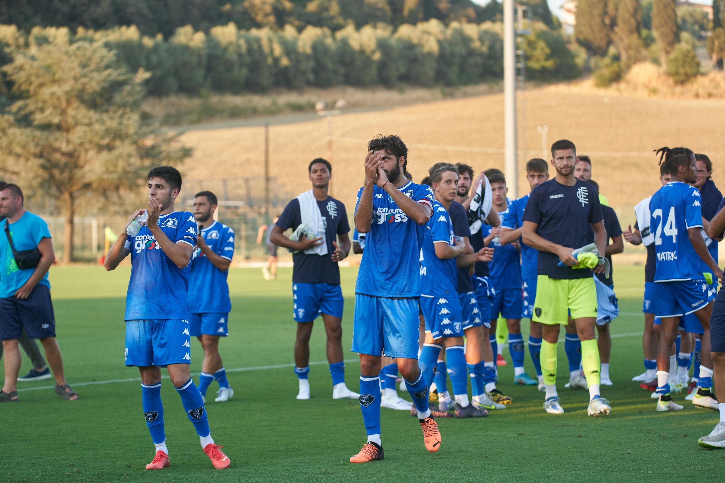 I giocatori dell’Empoli salutano i tifosi a Petroio dopo l’ultima amichevole contro il Seravezza Pozzi