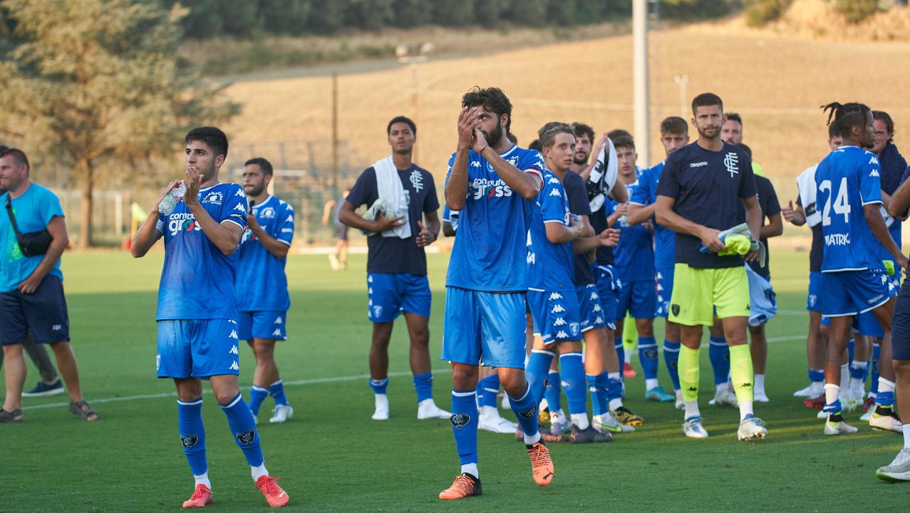 I giocatori dell’Empoli salutano i tifosi a Petroio dopo l’ultima amichevole contro il Seravezza Pozzi