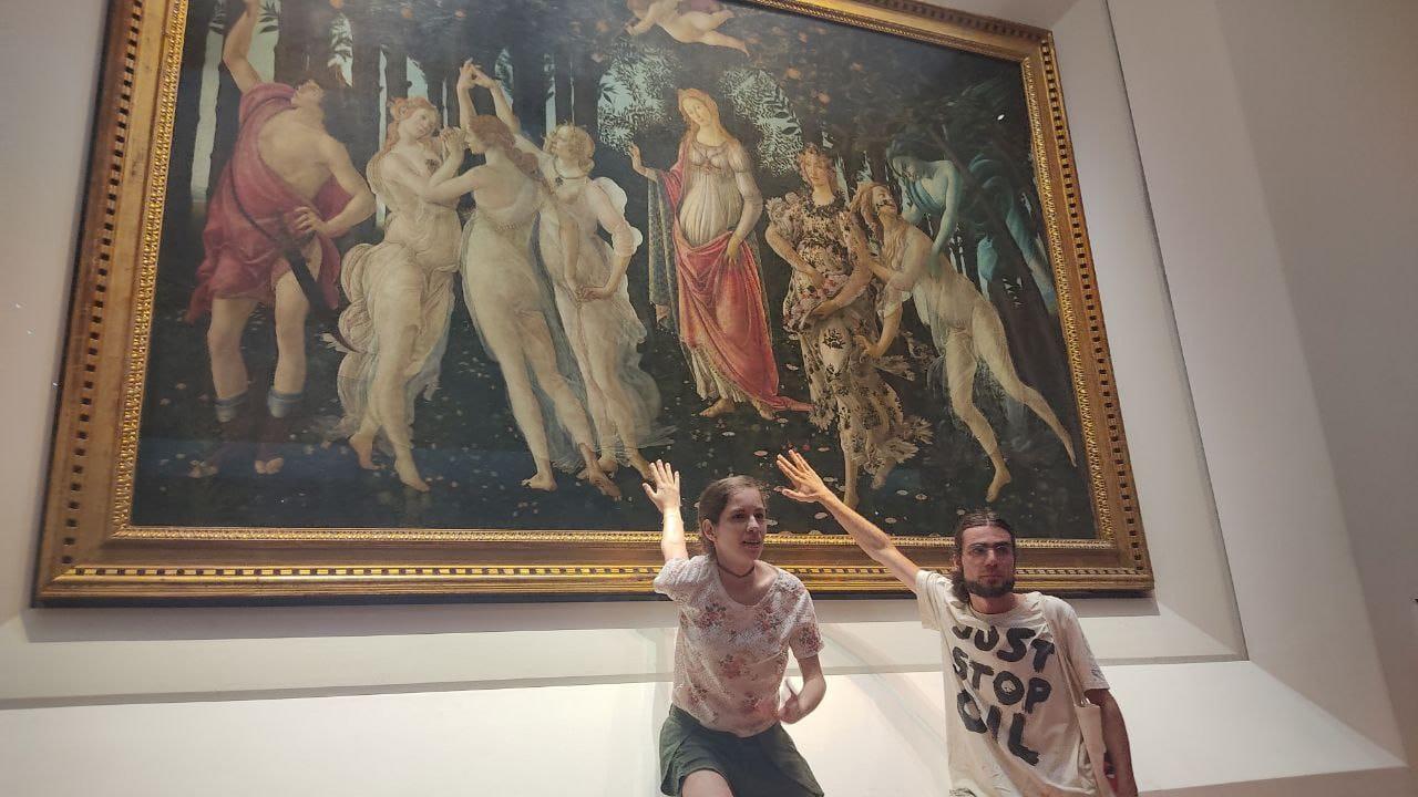 Protesta agli Uffizi: si incollano al vetro della Primavera del Botticelli. Il museo: "Vergognatevi"