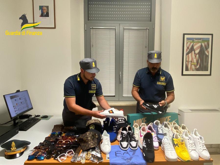 Merce contraffatta sotto i lettini e nei parchi giochi