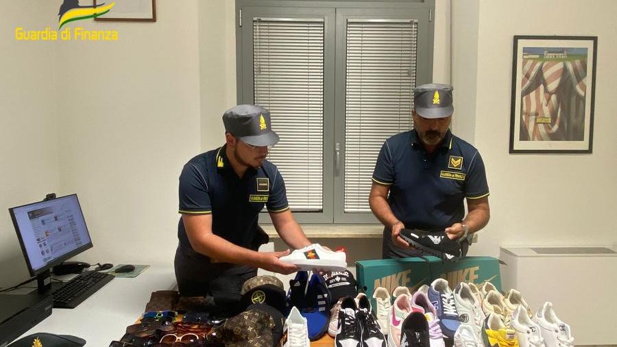 Merce contraffatta sotto i lettini e nei parchi giochi