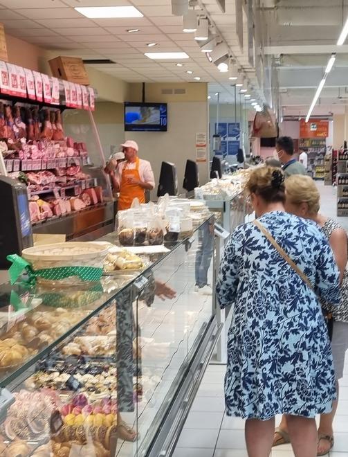Clienti a un banco del Conad Superstore di Biscollai, a Nuoro