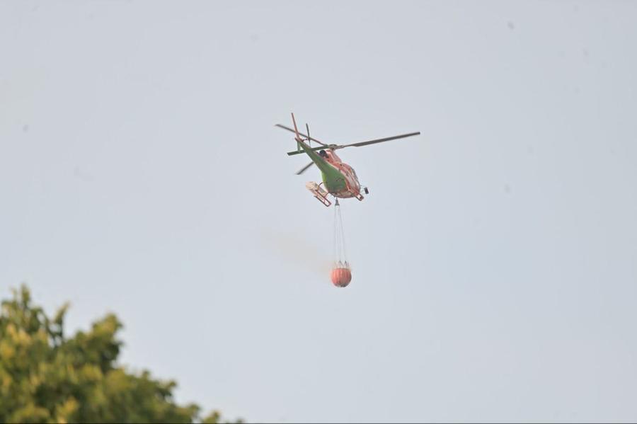 Fuoco sulla Nuoro-Macomer: traffico deviato, in azione elicotteri e Canadair