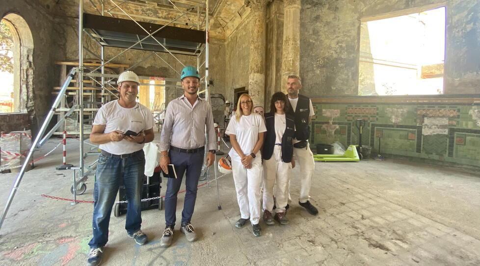 Alle Terme del Corallo operai e restauratrici, partiti i lavori sognando gli Uffizi