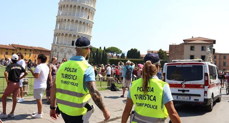 Gli agenti della polizia turistica in piazza Duomo