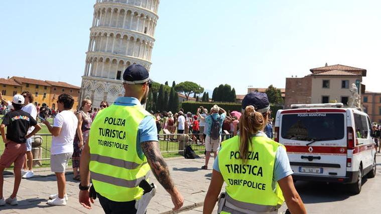 Gli agenti della polizia turistica in piazza Duomo