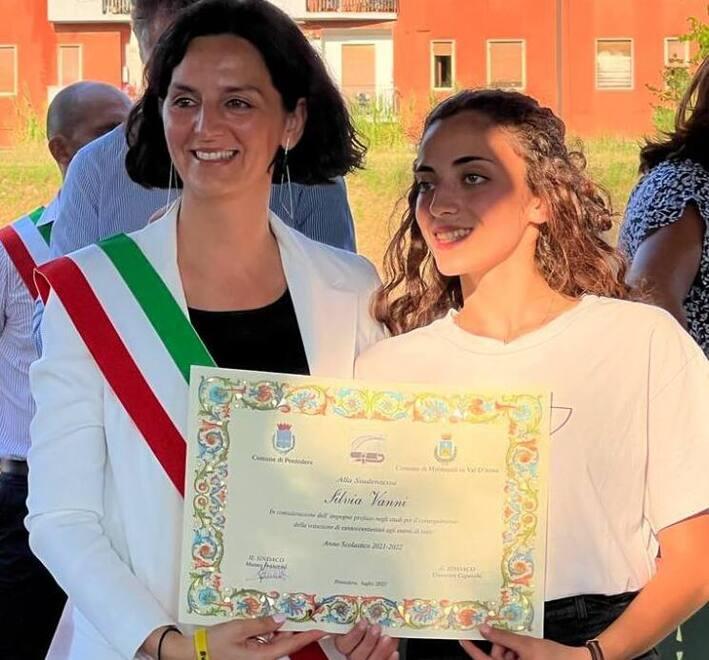 La vice sindaca di Montopoli Linda Vanni premia la nipote Silvia