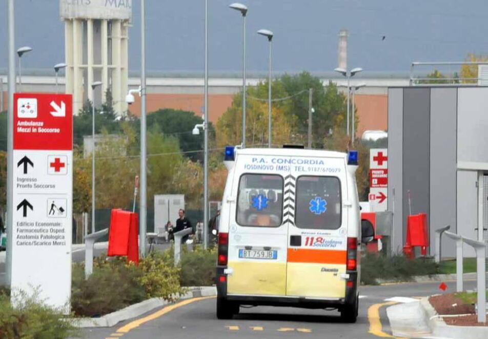 Malore in spiaggia a Marina di Carrara, muore prof di 77 anni 