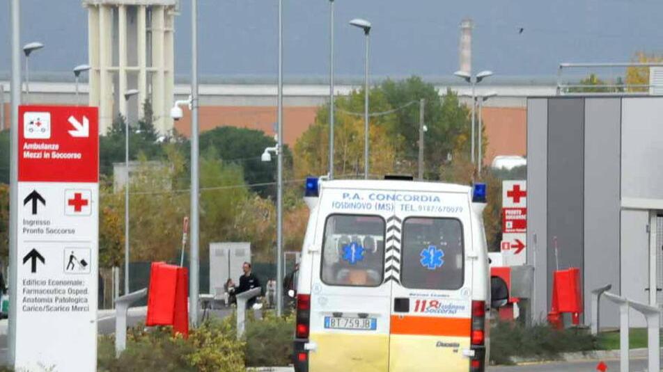 Malore in spiaggia a Marina di Carrara, muore prof di 77 anni