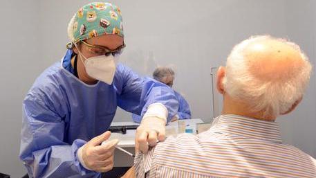 Vaccino anti Covid, quarta dose: dal 25 luglio si può prenotare