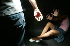 Picchia la compagna fino a farla abortire