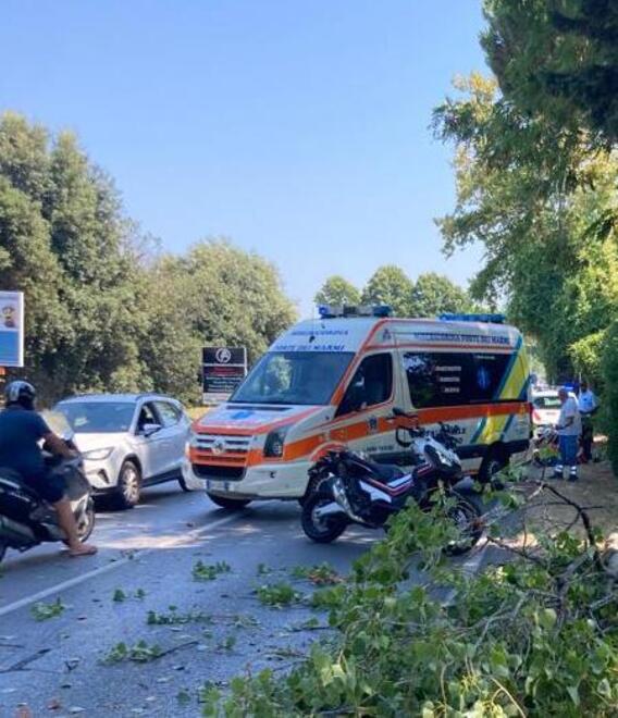 Lido di Camaiore, scooterista travolto da un ramo si schianta contro un’ambulanza: ferito