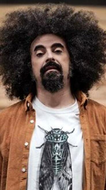 Caparezza sul palco: ironia acuta e pungente per uno show unico 