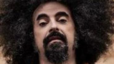 Caparezza sul palco: ironia acuta e pungente per uno show unico