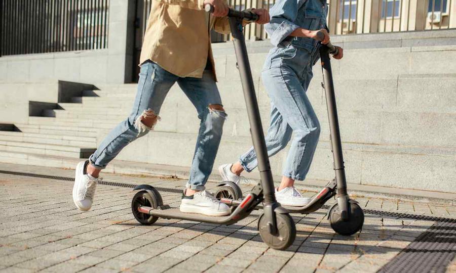 Prato, in contromano o con le buste spesa: tre multati sul monopattino