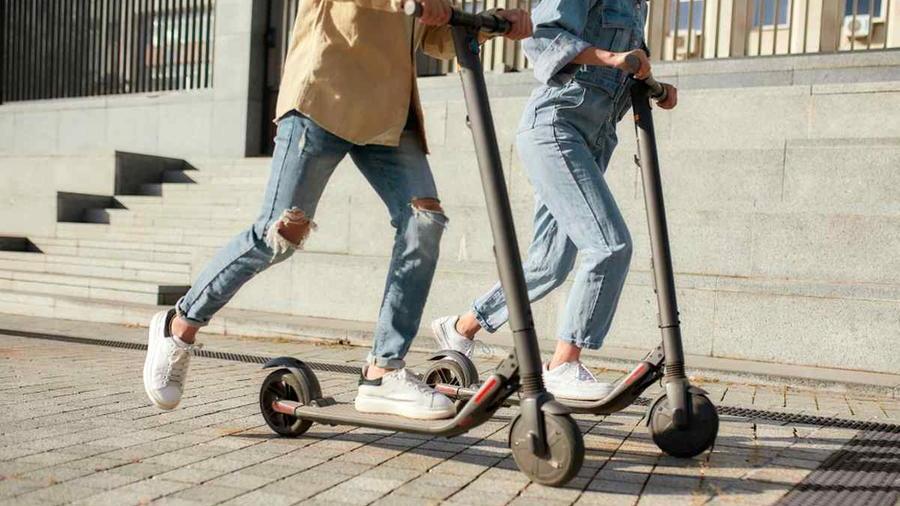 Prato, in contromano o con le buste spesa: tre multati sul monopattino
