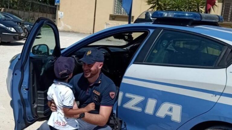 Rianimò bambino caduto terzo piano, il poliziotto incontra il bimbo salvato