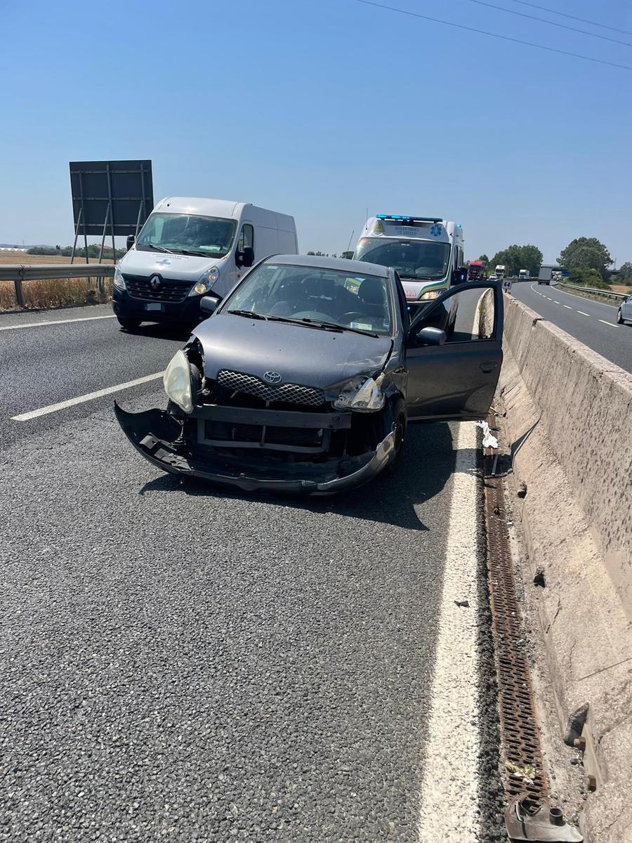 Scoppia una gomma e l’auto finisce contro le barriere della Fi-Pi-Li: tre giovani feriti