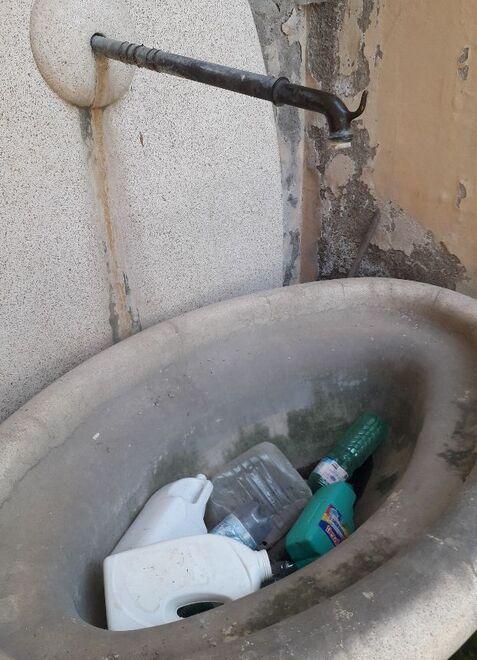 Rifiuti in strada a Castelvetro, la rabbia del sindaco Da gennaio si parte col porta a porta 