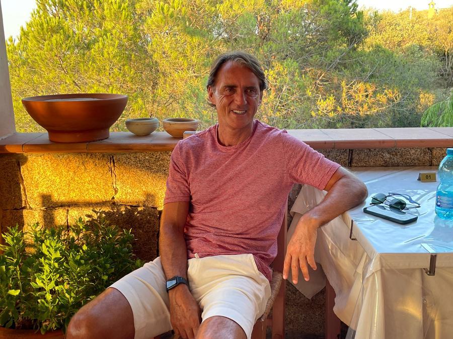 Mancini fra mare, relax e malloreddus: i 35 anni d’amore per la Sardegna