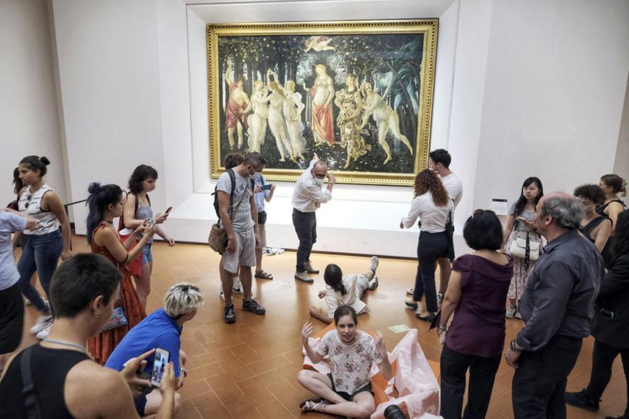 Fienze, blitz “Ultima generazione”, simulano sfregio a Botticelli: incollati con la mano al vetro della Primavera