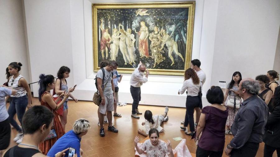 Fienze, blitz “Ultima generazione”, simulano sfregio a Botticelli: incollati con la mano al vetro della Primavera