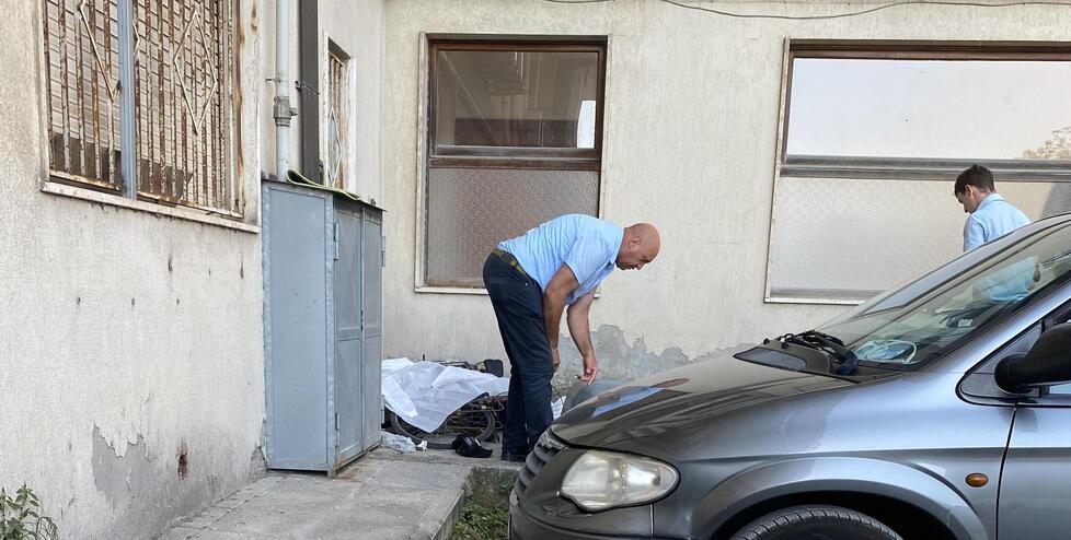 In alto il ritrovamento del corpo di Faje Papa Mbaye sotto casa dei suoi genitori dopo essere precipitato per 15 metri dal sesto piano  (foto Silvi)