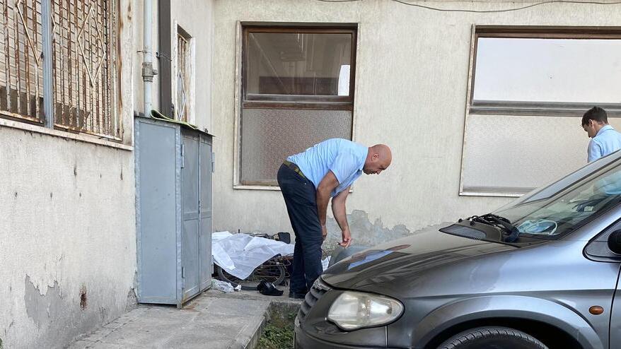In alto il ritrovamento del corpo di Faje Papa Mbaye sotto casa dei suoi genitori dopo essere precipitato per 15 metri dal sesto piano (foto Silvi)