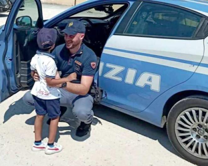 
	Nella foto sopra l&rsquo;abbraccio tra l&rsquo;agente Dario Gugliotta e il bambino di quasi quattro anni a cui ha salvato la vita il 16 novembre dell&rsquo;anno scors

