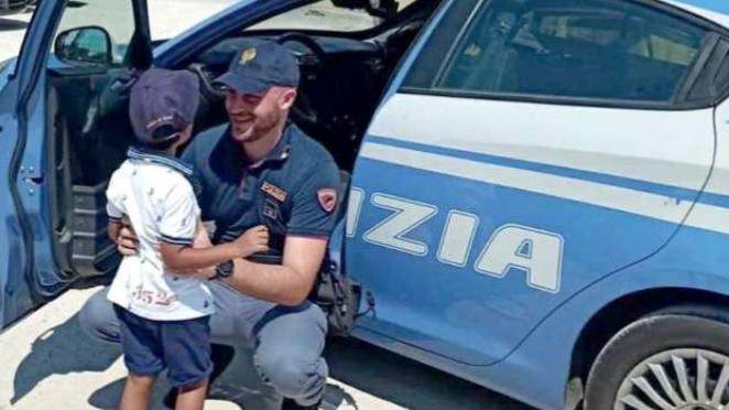 Nella foto sopra l’abbraccio tra l’agente Dario Gugliotta e il bambino di quasi quattro anni a cui ha salvato la vita il 16 novembre dell’anno scors