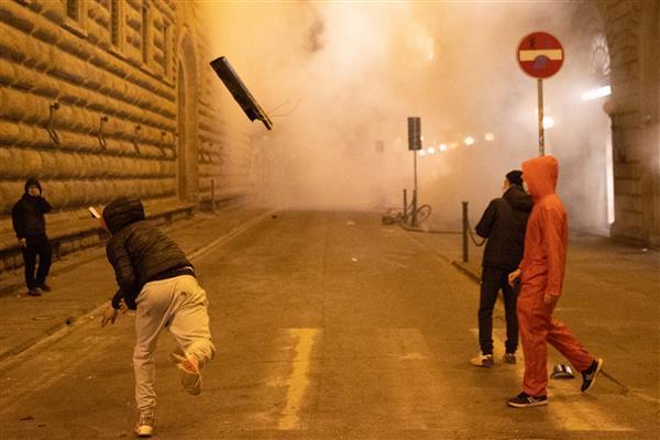 
	Nella foto un momento degli scontri del 30 ottobre del 2020 a Firenze. Durante le proteste furono lanciati ordigni incendiari

