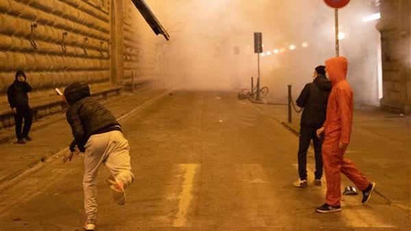 Nella foto un momento degli scontri del 30 ottobre del 2020 a Firenze. Durante le proteste furono lanciati ordigni incendiari