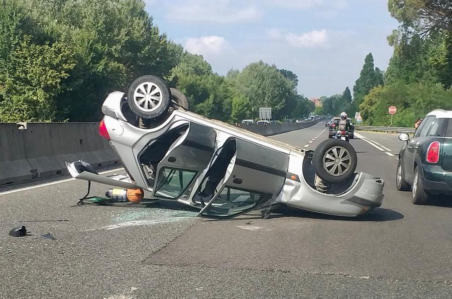 Auto ribaltata in Fi-Pi-Li, code in direzione mare