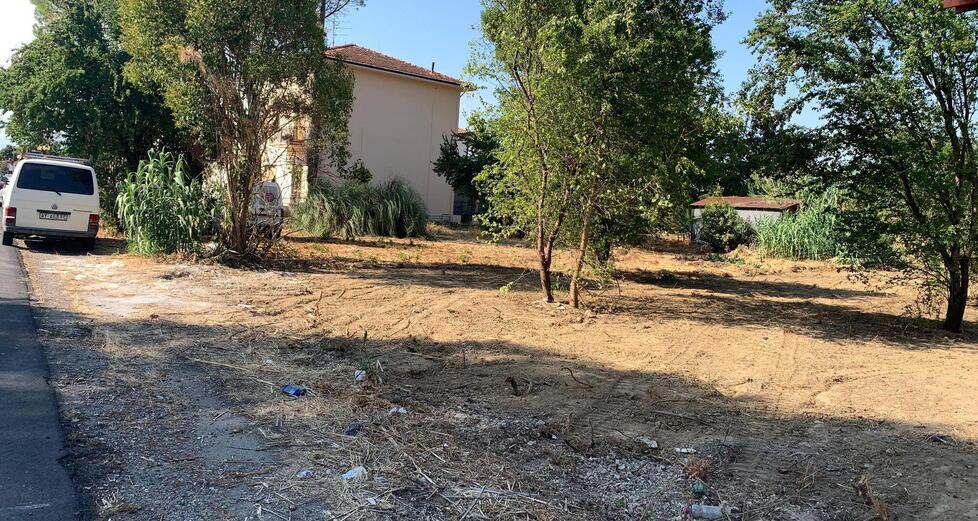 Uno scorcio del terreno in cui sorgeranno il giardino e l’orto sociale (foto Nucci)